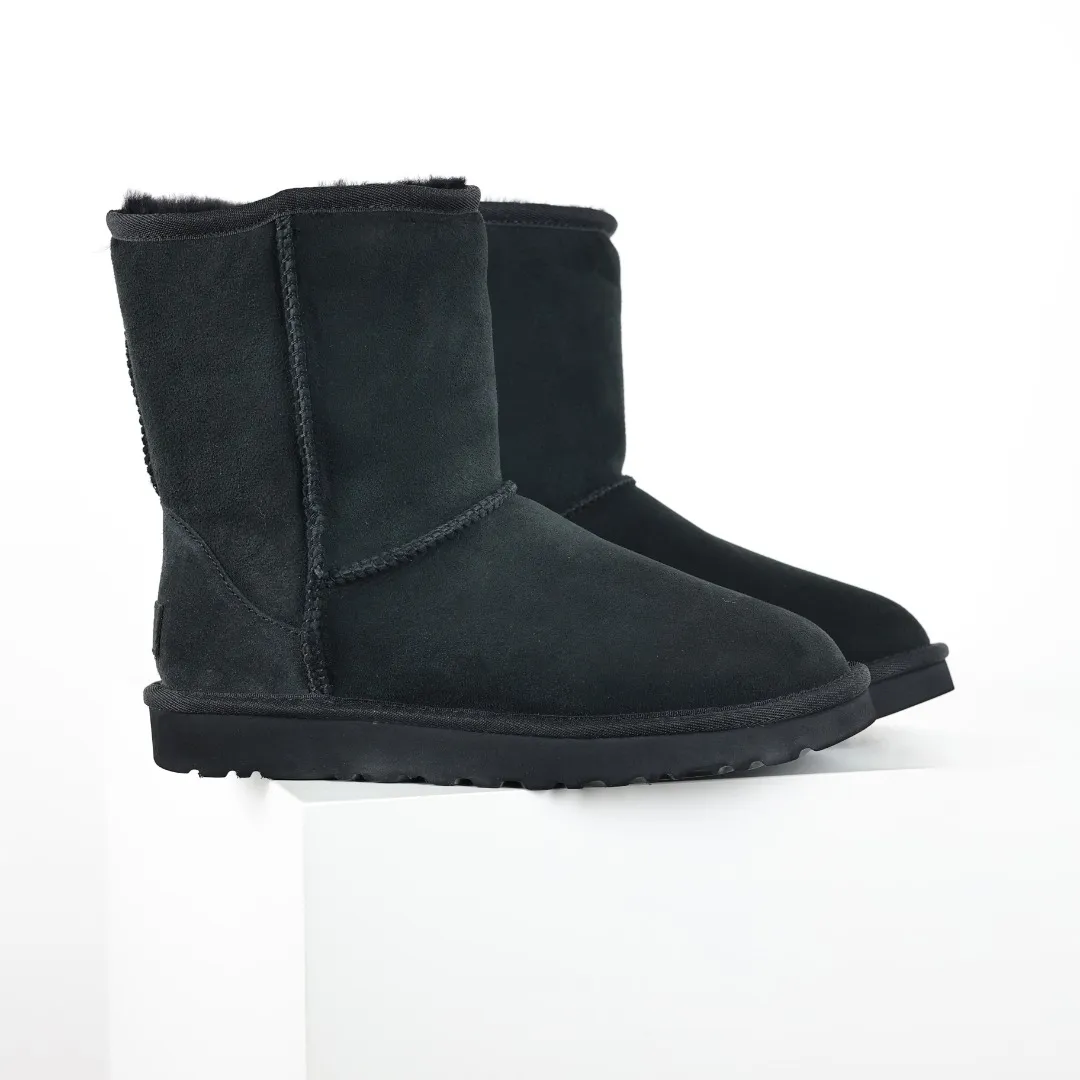 Pick up locally 💰600 Core recommended good price Cashmere insoles are a very suitable choice for keeping warm in winter and at home. In the new year, uug launched a series of styles, which are partially geared towards the preferences of young consumers and have also moved to the forefront of fashion trends. Shoe body material Water-repellent coated suede upper 17mm UGGPURE™ implanted wool insole Lightweight non-slip comfortable rubber outsole With brand LOGO Trademark Comes with a full set of packaging Size: 35 36 37 38 39 40